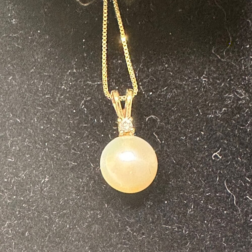 14k gold Pearl/diamond pendant on 18" 14K gold box chain